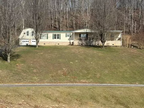 138 Red Oak St, Pounding Mill, VA 24637