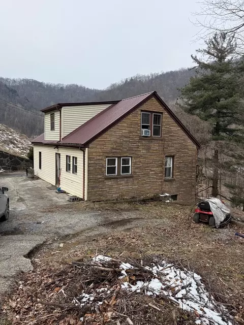 1148 Russell Hill St, Grundy, VA 24614