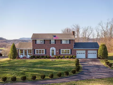 442 S Monte Vista Dr, Glade Spring, VA 24340