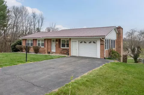 2516 Pinewood Dr, Draper, VA 24324