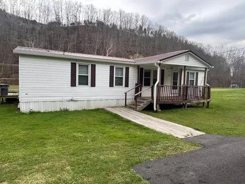 1712 Bandy Rd, Cedar Bluff, VA 24609