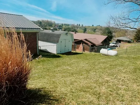 Exterior - 131 Stapleton St, Pounding Mill, VA 24637 photo 3 of 5