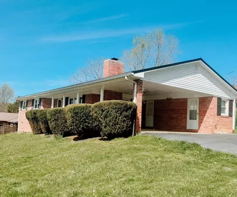 131 Stapleton St, Pounding Mill, VA 24637