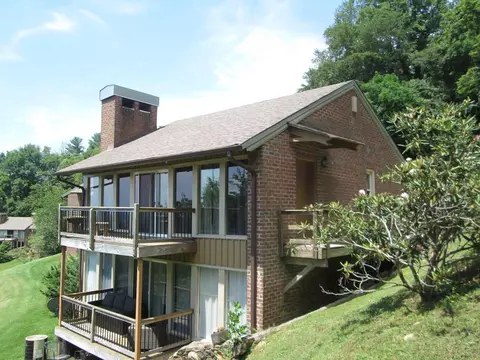 80 Doe Highlands Dr, Hillsville, VA 24343