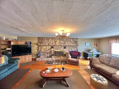 Living - 68 Beths Ln, Cedar Bluff, VA 24609 photo 4 of 6