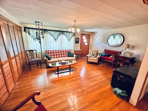 Living - 68 Beths Ln, Cedar Bluff, VA 24609 photo 2 of 6