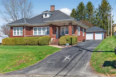 204 Water St, Hillsville, VA 24343