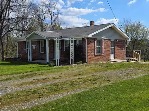 136 Virginia Ave, Max Meadows, VA 24360