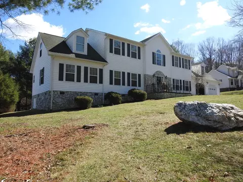 337 Fox Run Dr, Galax, VA 24333
