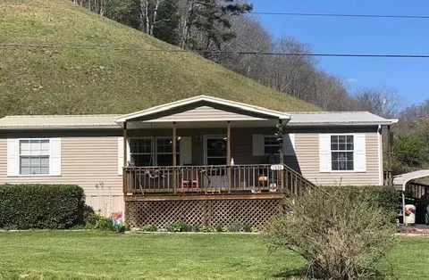 1038 Spicewood Branch Rd, Vansant, VA 24656