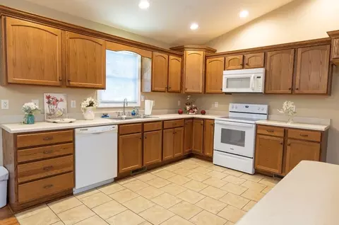 Kitchen - 529 529 Grannys Rd, Pounding Mill, VA 24637 photo 2 of 2