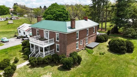 402 S Main St, Rural Retreat, VA 24368