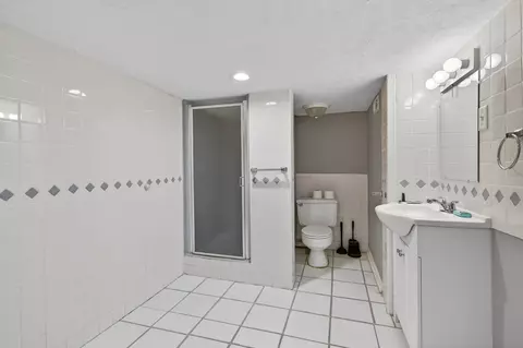 Bath - 206 Pendleton Ave, Chilhowie, VA 24319 photo 4 of 5