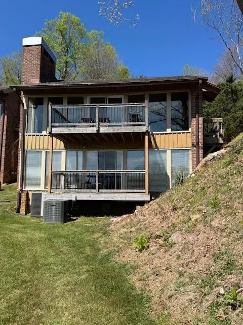 28 Doe Highlands Dr, Hillsville, VA 24343