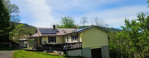 467 Earls Br, Pounding Mill, VA 24637