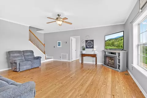 Living - 13129 Northridge Rd, Abingdon, VA 24210 photo 2 of 3
