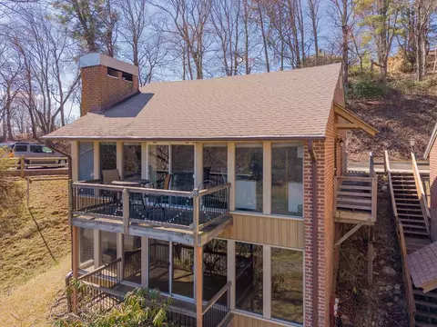 42 Doe Valley Dr, Hillsville, VA 24343