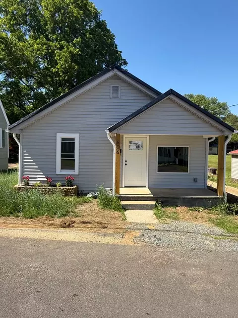 606 Old Town St, Galax, VA 24333