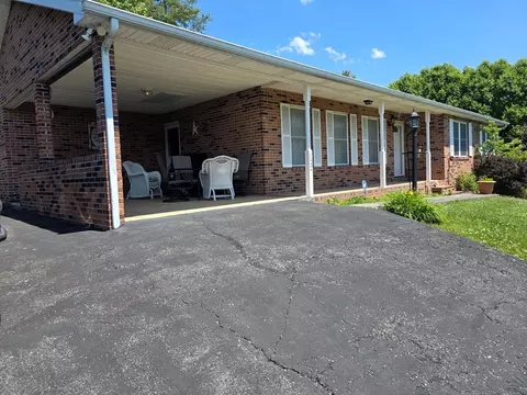 122 Lawson Ln, Cedar Bluff, VA 24609