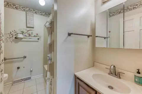 Bath - 1181 Pebble Dr, Bristol, VA 24201 photo 1 of 3
