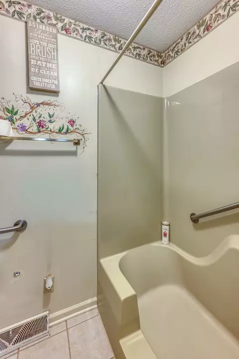 Bath - 1181 Pebble Dr, Bristol, VA 24201 photo 2 of 3