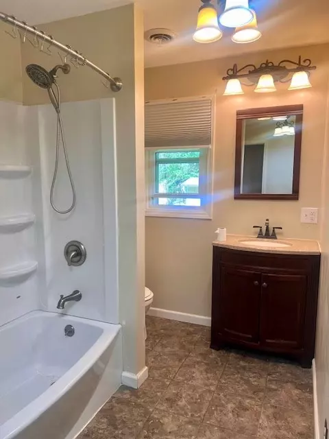 Bath - 439 Laurel Rd, Cedar Bluff, VA 24609 photo 3 of 3