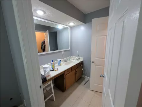 Bath - 509 Cherry Hill Dr, Abingdon, VA 24210 photo 2 of 3