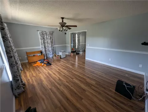 Living - 509 Cherry Hill Dr, Abingdon, VA 24210 photo 1 of 2