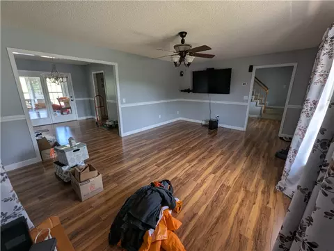 Living - 509 Cherry Hill Dr, Abingdon, VA 24210 photo 2 of 2