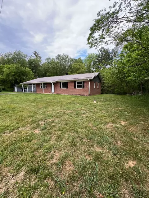 2286 Gladesboro Rd, Hillsville, VA 24343