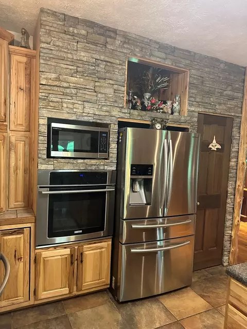 Kitchen - 207 Knobs Ln, Cedar Bluff, VA 24609 photo 4 of 5