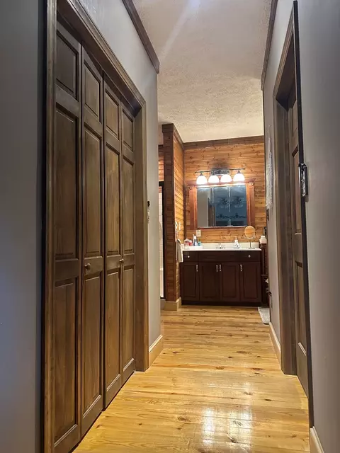 Entry Way - 207 Knobs Ln, Cedar Bluff, VA 24609 photo 1 of 3