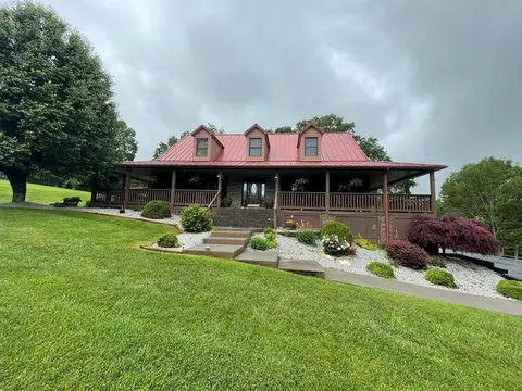 207 Knobs Ln, Cedar Bluff, VA 24609