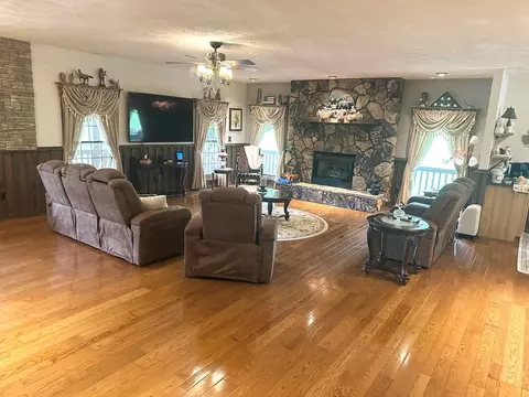 Living - 207 Knobs Ln, Cedar Bluff, VA 24609 photo 2 of 3