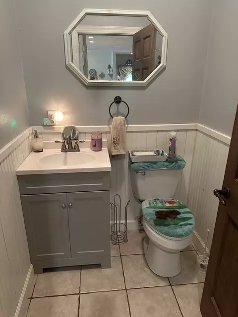 Bath - 207 Knobs Ln, Cedar Bluff, VA 24609 photo 1 of 5