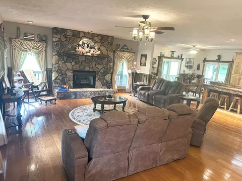 Living - 207 Knobs Ln, Cedar Bluff, VA 24609 photo 1 of 3