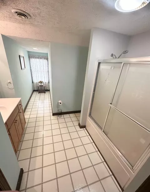 Bath - 207 Knobs Ln, Cedar Bluff, VA 24609 photo 5 of 5