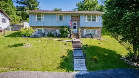 636 E 2nd St, Richlands, VA 24641