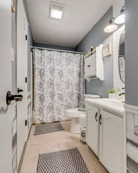 Bath - 636 E 2nd St, Richlands, VA 24641 photo 1 of 2