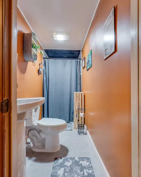 Bath - 636 E 2nd St, Richlands, VA 24641 photo 2 of 2