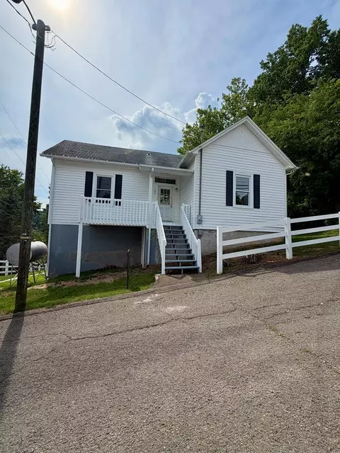 102 Boss Row, Fries, VA 24330