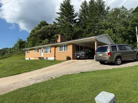 157 Trapper Dr, Woodlawn, VA 24381