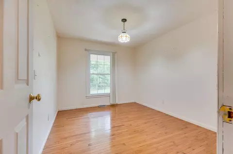 Bedroom - 8775 Sandlick Rd, Bee, VA 24217 photo 3 of 9