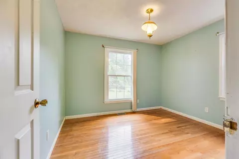 Bedroom - 8775 Sandlick Rd, Bee, VA 24217 photo 6 of 9