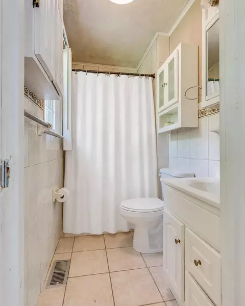 Bath - 8775 Sandlick Rd, Bee, VA 24217 photo 1 of 2