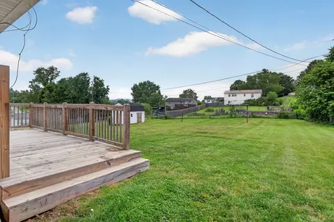 Exterior - 405 Holston Heights Dr, Glade Spring, VA 24340 photo 2 of 4