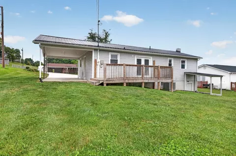 Exterior - 405 Holston Heights Dr, Glade Spring, VA 24340 photo 3 of 4