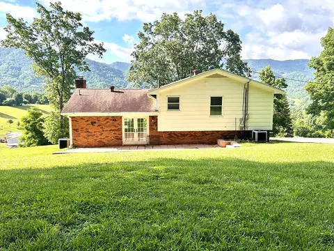 Exterior - 956 Grace St, Pounding Mill, VA 24637 photo 2 of 8