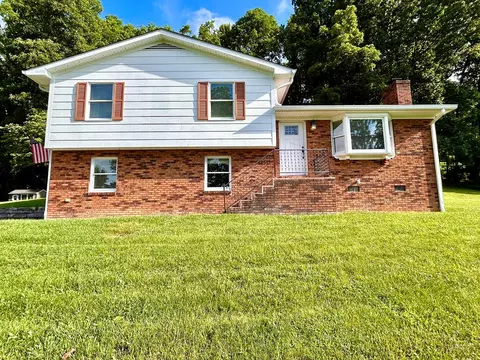 956 Grace St, Pounding Mill, VA 24637