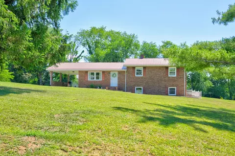 206 Briarwood Ln, Rural Retreat, VA 24368